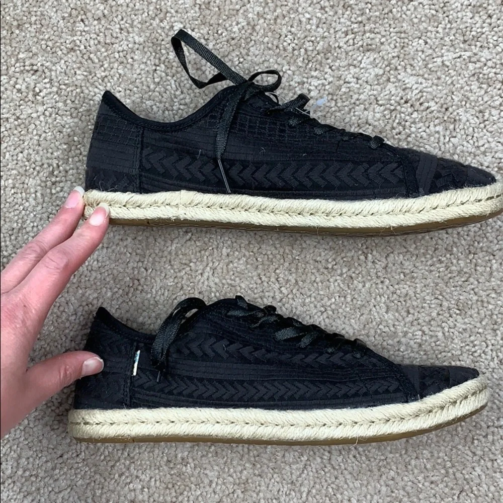 NWOT Toms Lena black arrow espadrilles sz 7